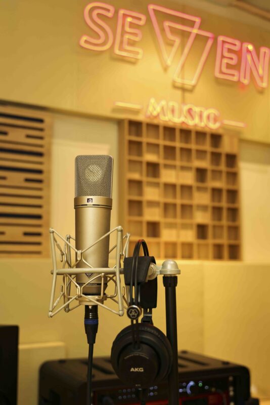 Phòng Sản Xuất Âm Nhạc - Trái Tim Của Hệ Sinh Thái