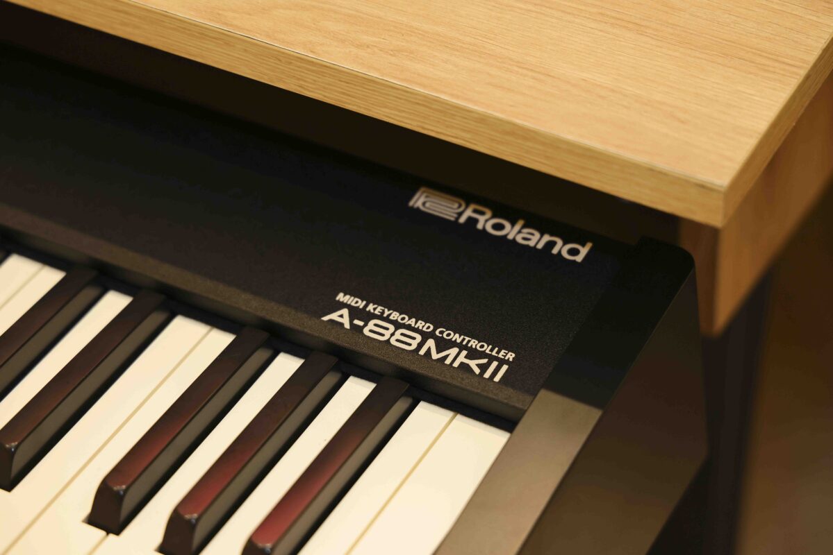 Phòng Sản Xuất Âm Nhạc - Trái Tim Của Hệ Sinh Thái