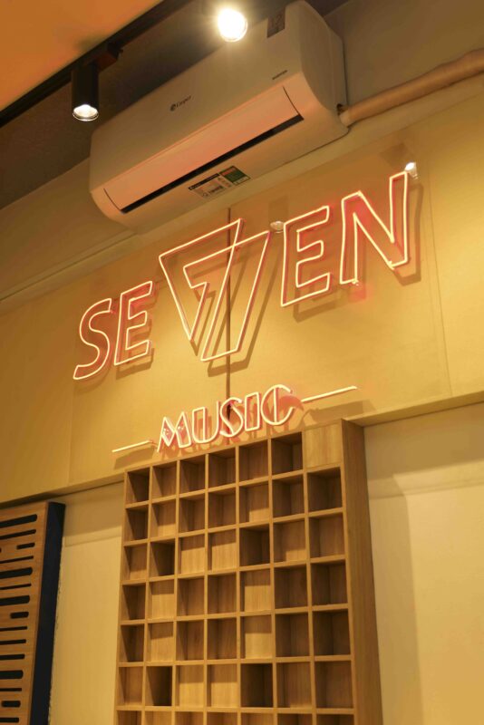 Phòng Sản Xuất Âm Nhạc - Trái Tim Của Hệ Sinh Thái