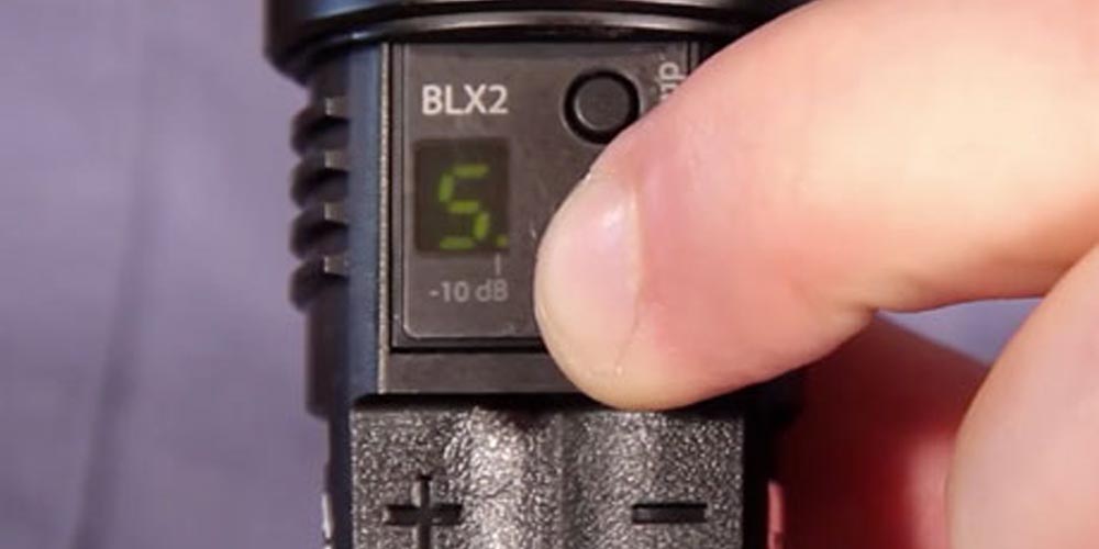 Màn hình LED tay micro Shure BLX2 hiển thị chế độ 0dB và -10dB có dấu chấm